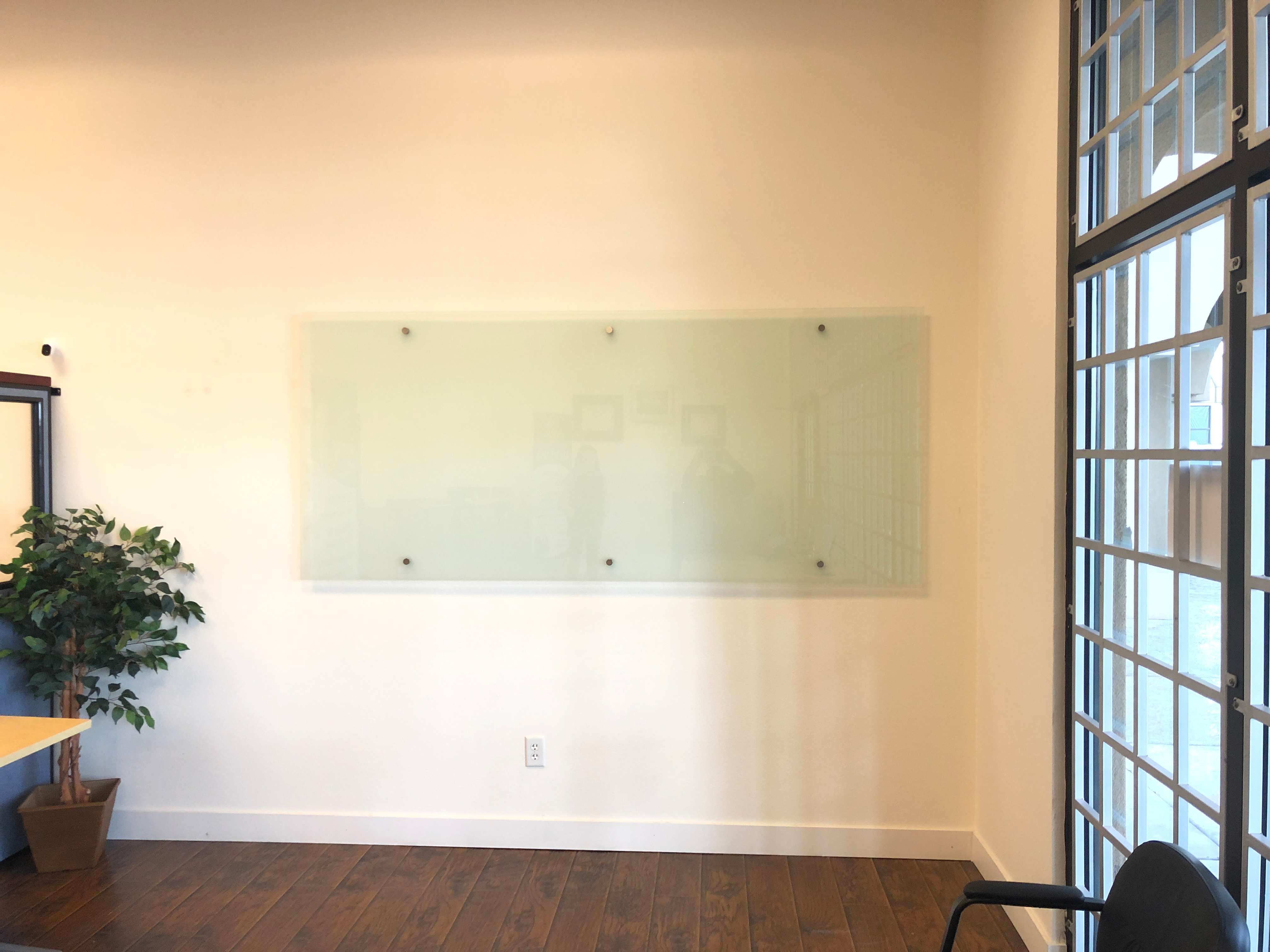 Glass bulletin board