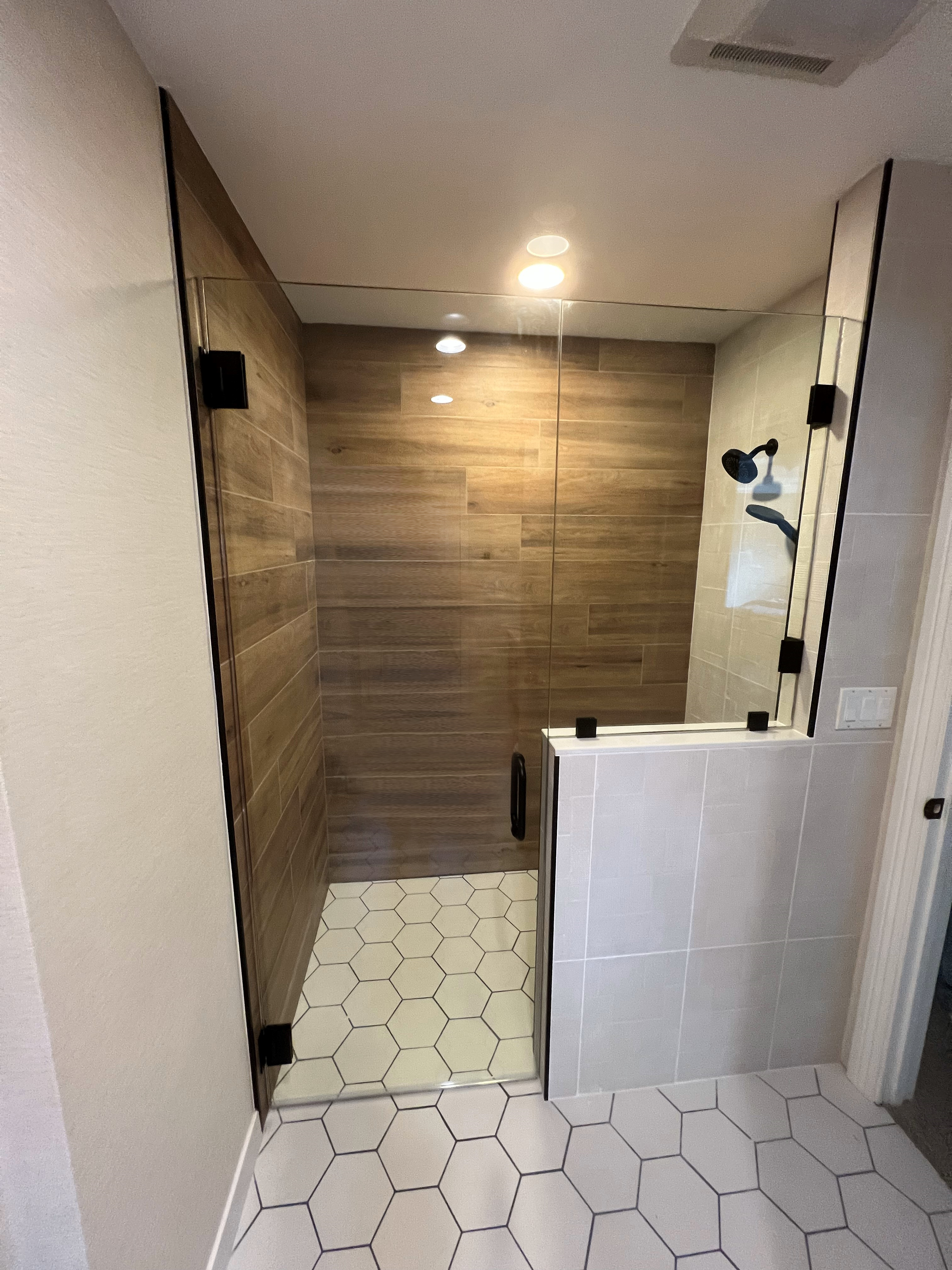 Frameless shower